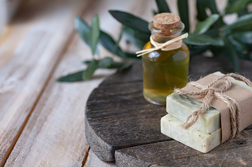 In Griechenland gehört natives Olivenöl zu jeder Mahlzeit und unterstützt durch seinen hohen Phenolgehalt eine gesunde und ausgewogene Ernährung